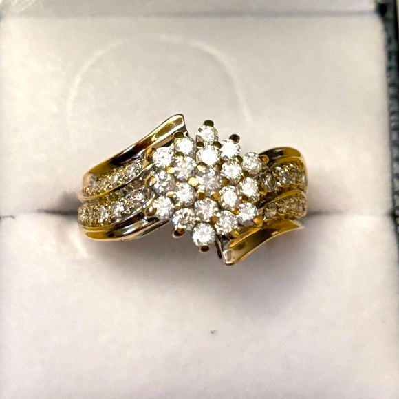 COPY - Ladies 14K diamond flower cluster ring - Picture 1 of 2